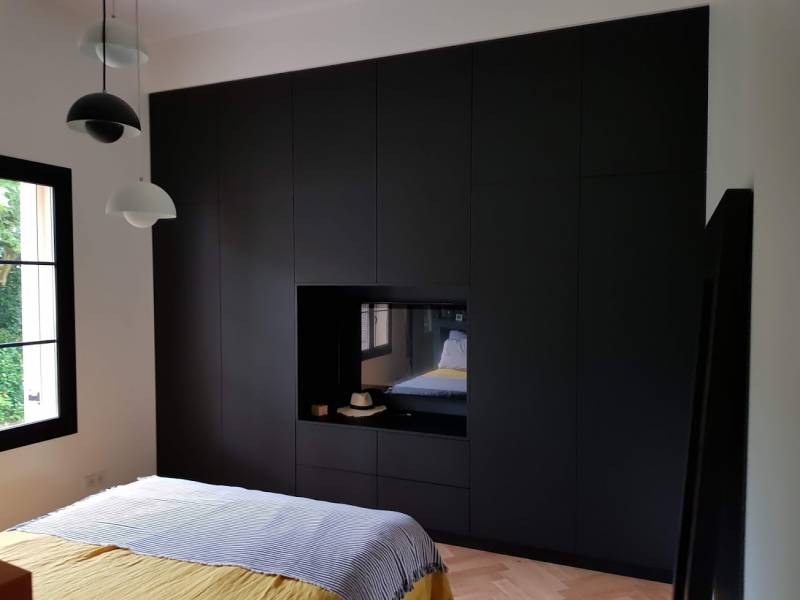Création et aménagement de dressing sur mesure noir mat pour une chambre à Marseille